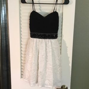 Cocktail dress in black and white.